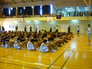 閉会式で、「優勝は埼玉平成中学校」。 会場は大きな拍手！！